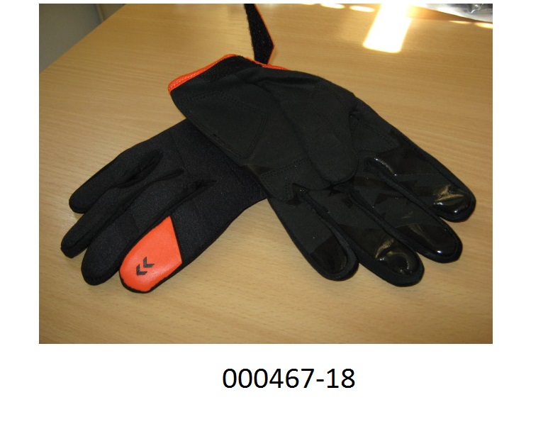 Fingerhandschuh, bestehend aus
- einer geschäumten Masse, beidseitig mit einem Gewirke auf Polyamidbasis überzogen, im Hand- und Fingerrücken,
- einem elastischen Gewirke auf Polyamidbasis in den Fingerzwischenräumen,
- einem samtigen Gewirke auf Polyesterbasis im Daumenbereich,
- einem lederähnlichen Erzeugnis aus einem chemisch verfestigten Vlies (Lederimitat auf Polyurethanbasis) an den Handinnenflächen,
- einer Schicht aus weichgemachtem Polyvinylchlorid auf der Außenseite des Zeigefingers.
Auf der Finger-Innenseite  sind Muster aus Silikon aufgebracht.
Verpackt in einem Kunststofffoliensäckchen. Flächenmäßig überwiegt das Gewirke.
Tarifarisch handelt es sich um einen teilweise mit Kunststoff  (Silikon + PVC) überzogenen/bedruckten Fingerhandschuh aus einem Gewirke. 
(Abbildung siehe Anlage)