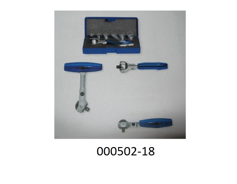 Zusammenstellung von Handwerkzeugen und deren Teilen sog. T-Ratschen-Set, aus Stahl, bestehend aus einer, zu einer T-Form aufklappbaren Umschaltknarre aus Chrom-Vanadium-Stahl mit 1/4"-Antrieb, umschaltbar für Rechts- und Linksgang, einem Adapter, einer Verlängerung und fünf verschiedenen Steckschlüsseleinsätzen aus unedlem Metall.
Die Erzeugnisse sind gemeinsam in einer aufklappbaren Kunststoffkassette, die speziell zur Aufnahme der Waren hergerichtet ist, für den Einzelverkauf verpackt. 
(Angaben laut Antragsteller)
(Abbildung siehe Anlage)