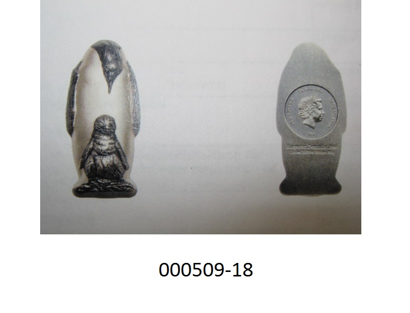 Münze
- bestehend aus Silber (.999);
- mit einem Gewicht von 88g und einem Durchmesser von 60mm;
- Ausgabeland Cook Islands,
- mit einer Prägung versehen: auf der Vorderseite Königin Elizabeth II, auf der Hinterseite ein Kaiserpinguin mit seinem Jungen,
- kein unmittelbar gesetzliches Zahlungsmittel  auf den Cook Islands.
(Abbildung siehe Anlage, Materialangaben laut Antragsteller)