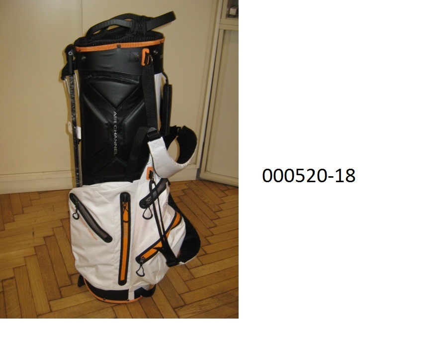 Tasche für Sportartikel, sogenannte Golftasche
- zylinderförmig gearbeitet, mit einer Höhe von ca. 90cm und einem Durchmesser von ca. 25cm,
- mit einer Außenseite aus verschiedenfärbigen Kunststofffolien  auf einer Unterlage aus Spinnstoffen,
-  am oberen Rand und am Bodenteil aus formgepresstem Kunststoff gearbeitet,
- mit einem verstellbaren Schultertragegurt und weiteren Tragemöglichkeiten in Form von Griffen versehen,
- oben offen und mit 5 Öffnungen für die Aufnahme von Golfschlägern ausgestattet,
- mit diversen Reißverschlussfächern in verschiedenen Formaten verarbeitet, 
- zum Transport und für die Aufbewahrung von Golfschlägern und Zubehör bestimmt.
(Abbildung siehe Anlage, Materialangaben laut Antragsteller)