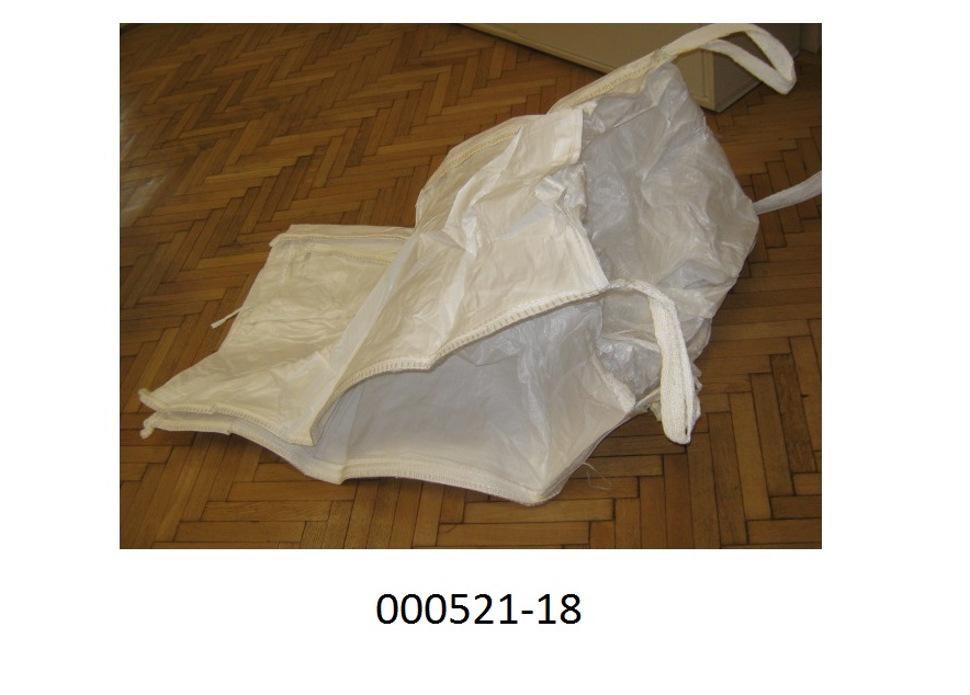 Sack zu Verpackungszwecken (flexibler Schüttgutbehälter)
- mit den Maßen von 90x90x130cm (Innenmaß);
- bestehend aus einem beschichteten Gewebe aus knapp 3mm breiten Streifen aus Polypropylen,
- am oberen Rand an den vier Ecken mit Hebeschlaufen  (30cm) versehen,
- mit einem doppelten Dichtband an allen Nähten und einer Dokumententasche DINA4 in Deckelnaht ausgestattet,
- innen mit einer Folie aus Polyethylen verarbeitet,
- durch Zusammennähen konfektioniert,
- wird laut Antrag zur Großverpackung FIBC (Flexible Intermediate Bulk Container) diverser Waren verwendet.
(Abbildung siehe Anlage, Materialangaben laut Antragsteller)