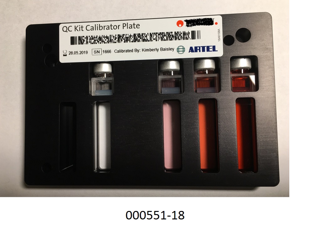Warenzusammenstellung in Aufmachung für den Einzelverkauf in Form eines Messreferenzkits.
Das Kit besteht aus:
- einer schwarzen Kalibrierplatte aus Aluminium mit den Ausmaßen von ca. 13 x 8,6 cm (lt. Angaben des Antragstellers),
- einem neutral durchlässigen Glasfilter und
- vier versiegelte Fläschchen (Cuvetten) jeweils mit zertifizierten synthetischen Referenzfarbstoffen, die in Wasser gelöst sind (lt. Angaben des Antragstellers), als Inhalt;
Die Kalibrierplatte dient dazu, die Messwerte für den Plattenleser mit denen eines Referenzspektrophotometers in einem Referenzlabor zu korrelieren.
Der Charakter der Warenzusammenstellung wird von den zertifizierten, synthetischen Referenzfarbstoffen bestimmt.