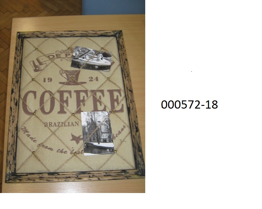 Andere Ware zur Innenausstattung, in Form eines Memoboards
- mit den Abmessungen von 60x44,5x2,5cm (HxBxT),
- bestehend aus einer einem Rahmen aus Kiefernholz und einer MDF-Platte, welche an der Schauseite mit einem bedruckten Gewebe (nicht nach dem Batikverfahren handbedruckt) aus Flachs überzogen wurde,
- zwischen dem Gewebe und der MDF-Platte mit Schaumstoff verarbeitet,
- mit Spinnstoffschnüren versehen, welche das Gewebe rautenartig überziehen und an den Schnittpunkten mit Messingnägeln fixiert sind,
- mit einer Aufhängevorrichtung ausgestattet,
- durch Zusammenfügen konfektioniert,
- dient zum Anstecken oder Einklemmen von Bildern, Fotos, Memos etc.,
- in Bezug auf das äußere Erscheinungsbild stellt das bedruckte Gewebe aus Flachs den Charakter der Ware dar.
(Abbildung siehe Anlage, Materialangaben laut Antragsteller)