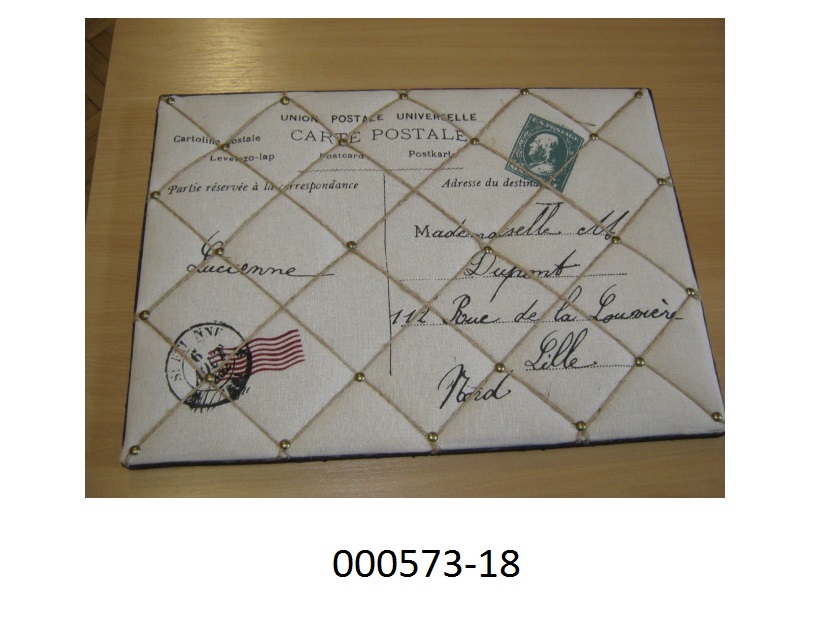 Andere Ware zur Innenausstattung, in Form eines Memoboards
- mit den Abmessungen von 40x56,5x3,7cm (HxBxT),
- bestehend aus einer MDF-Platte, welche an der Schauseite mit einem bedruckten Gewebe (nicht nach dem Batikverfahren handbedruckt) aus Baumwolle (100%) überzogen wurde,
- mit Spinnstoffschnüren versehen, welche das Gewebe rautenartig überziehen und an den Schnittpunkten mit Messingnägeln fixiert sind,
- mit einer Aufhängevorrichtung ausgestattet,
- durch Zusammenfügen konfektioniert,
- dient zum Anstecken oder Einklemmen von Bildern, Fotos, Memos etc.,
- in Bezug auf das äußere Erscheinungsbild stellt das bedruckte Gewebe aus Baumwolle den Charakter der Ware dar.
(Abbildung siehe Anlage, Materialangaben laut Antragsteller)