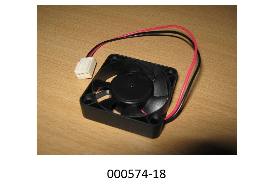 Axialventilator,
- bestehend aus einem siebenflügeligen Lüfterrad mit Elektromotor in einem Kunststoff-Einbaurahmen (Abmessungen: LxBxH: ca. 40 x 40 x 10 mm) mit vier Bohrungen und Anschlusskabel mit Stecker,
- zum Betrieb mit Gleichstrom (5V DC  24V DC),
- dient zur Kühlung von Mikroprozessoren, Computern bzw. computergesteuerten Automaten.
Die Ventilatoren werden mit verschiedenen Lizenkabeln, bzw. mit oder ohne Steckverbinder hergestellt.
(Angaben laut Antragsteller)
(Abbildung laut Anlage)