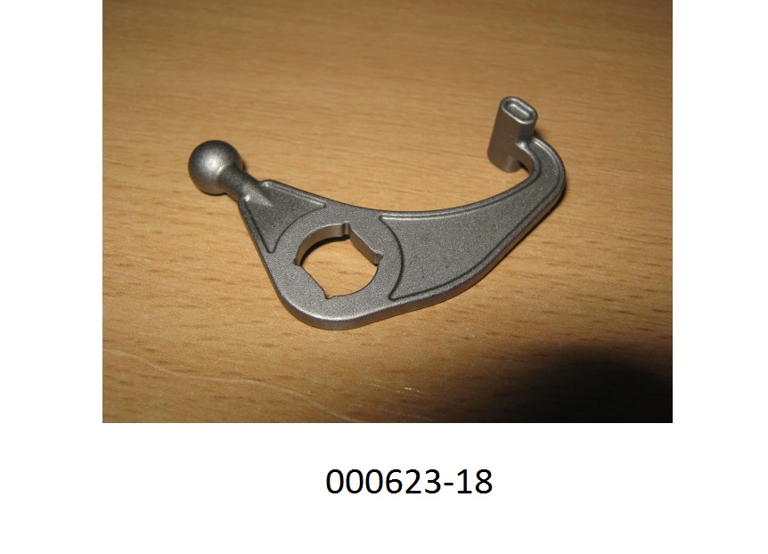 Es handelt sich um einen spezifisch geformten Spritzgussteil aus Metall mit einer Kugelform an einem Ende,
Der sog. Winkelhebel dient als mechanisches Verbindungsteil zwischen Fliehkrafteinheit, Einstellfeder und Abgasklappe, welche sich zwischen Motorblock und Abgasanlage eines Motorrades befindet. Mittels Fliehkrafteinheit und Einstellfeder wird die Klappenstellung über den Winkelhebel gesteuert.
(Abbildung siehe Anlage)