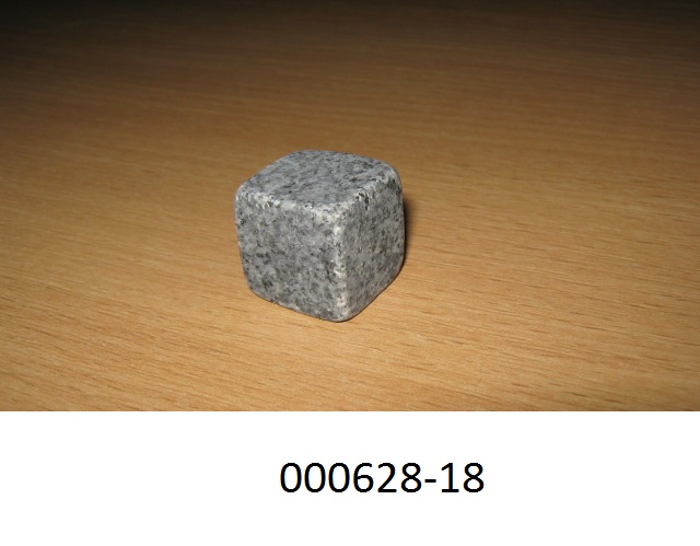 Ware aus bearbeitetem Werkstein, in Form eines wiederverwendbaren Eiswürfels
- bestehend aus ungebranntem Steatit/Speckstein,
- mit einer glänzenden, mit dem Fingernagel ritzbaren Oberfläche versehen,
- quadratisch gearbeitet, mit den Maßen von ca. 2x2x2cm.
 (Abbildung siehe Anlage)