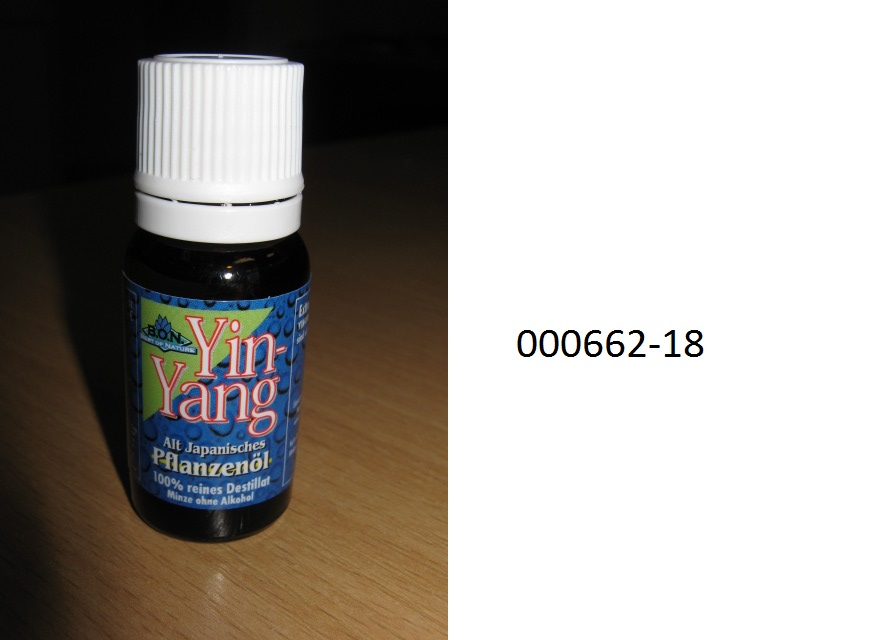 Ätherisches Öl, entterpenisiert, in Form einer farblosen, klaren, leichtbeweglichen, typisch nach Minzöl riechenden Flüssigkeit, hergestellt durch Wasserdampfdestillation aus der Japanischen Minze, Mentha arvensis var. piperascens, einer Kulturform der Ackerminze, aus der Menthol teilweise entzogen wurde; aufgemacht in einem etikettierten Braunglasfläschchen mit weißem Schraubverschluss mit Sprengring sowie Tropfeinsatz zu 10 ml.