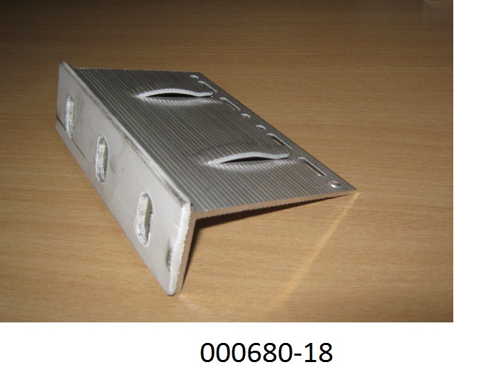 L-förmiger Wandabstandhalter aus nicht legiertem, stranggepresstem Aluminium (Abmessungen: ca. 15,1 x 9,5 x 4,2 cm), der im kurzen Flügel mit drei ovalen Öffnungen ausgeführt und zusätzlich mit einer 3 mm starken Kunststoffschicht unterlegt ist. Der lange Flügel ist gewellt, hat am oberen Rand in regelmäßigen Abständen verschieden große Öffnungen und weist zwei, aus dem Material gefertigte, Abstandhalter auf.
Mit einem Gehalt von 99,98 GHT an Aluminium (Al), sowie Anteil an Eisen (Fe).
(Abbildung siehe Anlage)