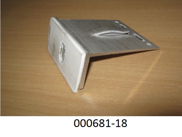 L-förmiger Wandabstandhalter aus nicht legiertem, stranggepresstem Aluminium (Abmessungen: ca. 7,5 x 9,5 x 4,2 cm), der im kurzen Flügel eine ovale Öffnung aufweist und zusätzlich mit einer 3 mm starken Kunststoffschicht unterlegt ist. Der lange Flügel ist gewellt, hat am oberen Rand in regelmäßigen Abständen verschieden große Öffnungen und weist einen, aus dem Material gefertigten, Abstandhalter auf.
Mit einem Gehalt von 99,96 GHT an Aluminium (Al), sowie Anteilen an Eisen (Fe), Zink (Zn).
(Abbildung siehe Anlage)