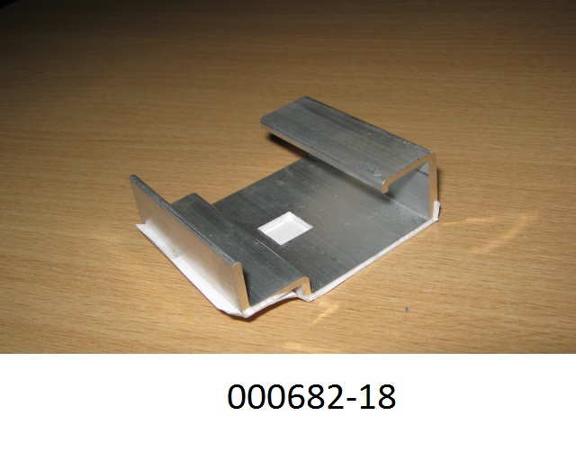 G-förmiger Bauteil aus nicht legiertem, stranggepresstem Aluminium (Abmessungen: ca. 5 x 6 x 2,1 cm), welcher mittig eine viereckige Öffnung besitzt und zu Konstruktionszwecken dient.
Mit einem Gehalt von 99,89 GHT an Aluminium (Al), sowie Anteil an Eisen (Fe), Zink (Zn), Nickel (Ni).
(Abbildung siehe Anlage)