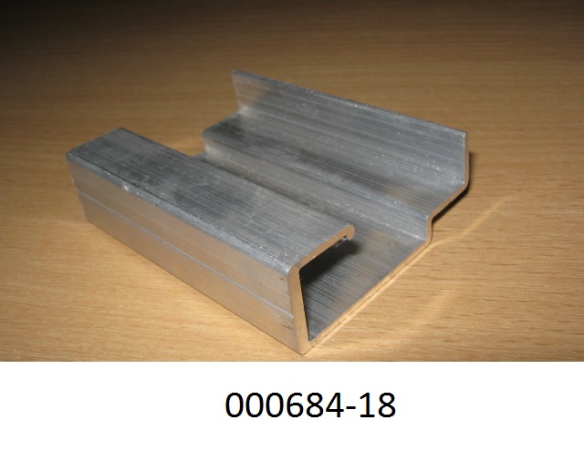 G-förmiger Bauteil aus nicht legiertem, stranggepresstem Aluminium (Abmessungen: ca. 8 x 6 x 2,1 cm), welcher mittig zwei sechseckige Öffnungen besitzt und zu Konstruktionszwecken dient.
Mit einem Gehalt von 99,91 GHT an Aluminium (Al), sowie Anteil an Eisen (Fe), Zink (Zn), Nickel (Ni).
(Abbildung siehe Anlage)