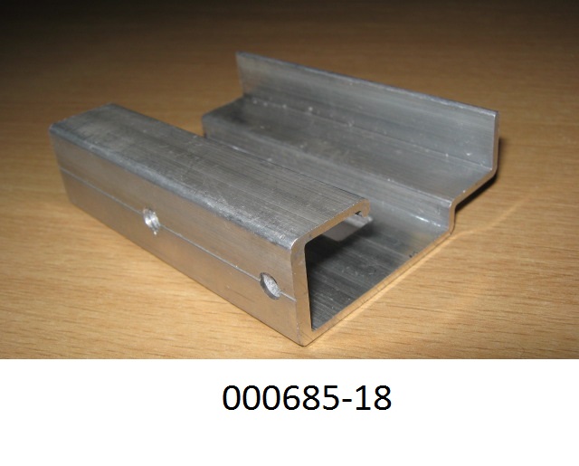 G-förmiger Bauteil aus nicht legiertem, stranggepresstem Aluminium (Abmessungen: ca. 8 x 6 x 2,1 cm), welcher mittig zwei viereckige Öffnungen besitzt und zu Konstruktionszwecken dient.
Mit einem Gehalt von 99,98 GHT an Aluminium (Al), sowie Anteil an Eisen (Fe).
(Abbildung siehe Anlage)