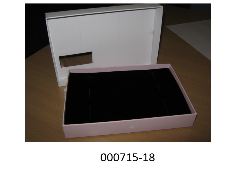 Schachtel für Schmuckwaren, 
- rechteckig gearbeitet,
- bestehend aus einer stabilen Pappe, welche vollständig mit Papier überzogen ist,
- mit den Ausmaßen von ca. 22,5 x 15,5 x 3,7cm (LxBxH),
- mit einem Deckel mit Sichtfenster (ca. 7 x 3cm) und Firmenlogo versehen, 
- innen mit einer ca. 2 cm dicken, herausnehmbaren Schaumstoffeinlage, welche mit einem samtartigen Spinnstoff überzogen ist, ausgestattet, 
- die Schaumstoffeinlage weist diverse Einschnitte auf, um Schmuckstücke in dem Behältnis zu fixieren,
- mit langem Gebrauchswert, dient dem Transport bzw. der Aufbewahrung von Schmuckstücken.
(Abbildung siehe Anlage)