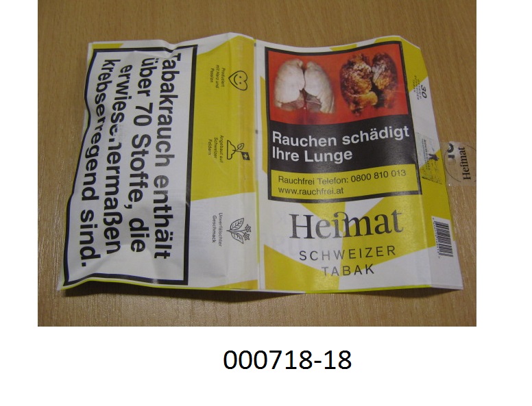 Anderer verarbeiteter Tabak und zwar Rauchtabak in Form eines getrockneten, braunen Pflanzenfeinschnittes mit charakteristischem Geruch nach Tabak; mehr als 25 Gewichtsprozent der Tabakteile weisen eine Schnittbreite von weniger als 1,5 mm auf; der Rauchtabak ist für die Herstellung selbstgedrehter Zigaretten in einem bunt bedruckten, wiederverschließbaren Verbundfolienbeutel mit Verschlusslasche (Drehttabakpackung) zu 30 g aufgemacht.