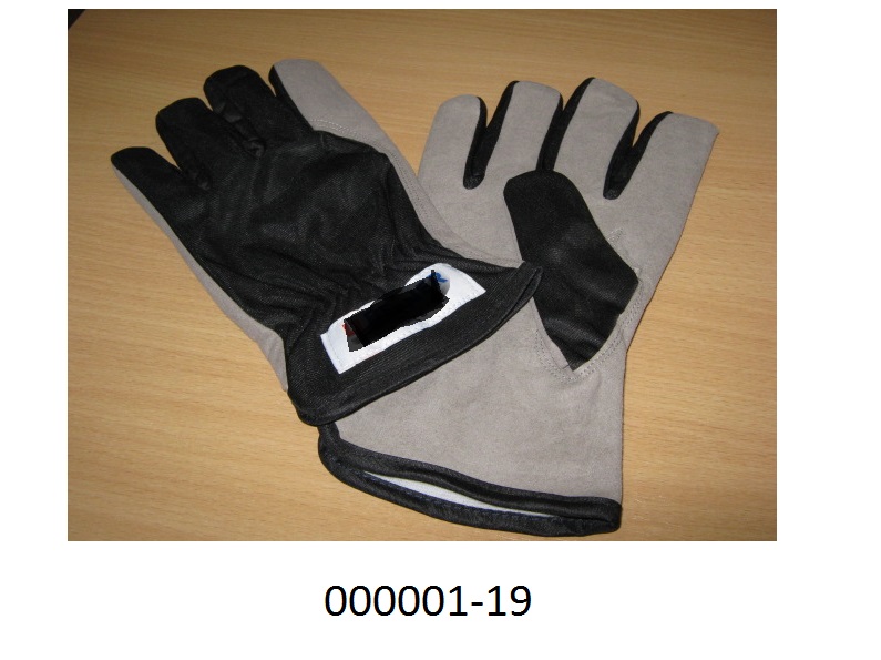 Fingerhandschuh
- gefüttert mit einem leicht angerauten Gewirke aus Multifilamentgarnen auf Polyesterbasis,
- Hand-, Finger- und Daumeninnenfläche, sowie Zeigefinger bestehend aus einem non woven fabric (vliesähnliches Erzeugnis) aus Filamentgarnen auf Polyamidbasis, mit einem Bindemittel auf PUR-Basis verfestigt (Wildlederimitat),
- Hand-, Fingerrücken und  Daumen bestehen aus einer Wirkware aus Multifilamentgarnen auf Polyesterbasis, innen geraut.
Das Verhältnis zwischen Wirkware (ohne Futter) und vliesähnlichem Erzeugnis beträgt 50:50, daher Einreihung in die in der Nomenklatur zuletzt genannte, gleichermaßen in Betracht kommende Position.
(Abbildung siehe Anlage)