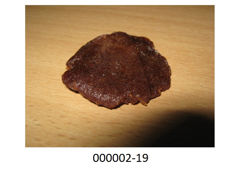 Zitrusfrüchte, in anderer Weise zubereitet oder haltbar gemacht, ohne Zusatz von Alkohol, mit Zusatz von Zucker, in Form von gelb-braunen, schwach klebrigen Scheiben mit einem Durchmesser von 3 cm, mit fruchtigem bitterem Geschmack, im Wesentlichen bestehend aus Schalen einer Zitrusfrucht (lt. Angaben des Antragstellers: Pomelo), die feinst zerkleinert, getrocknet (unterliegen dabei einem Fermentationsprozess) und mit Stärke vermengt und zu Scheiben gepresst wurden; aufgemacht einzeln in silberfarbenen, verschweißten Verbundfoliensäckchen.