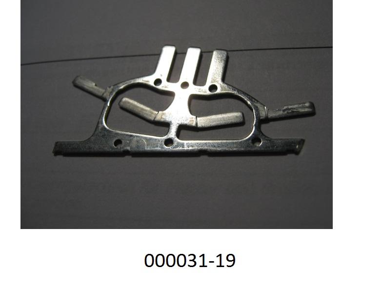Elektrisches Verbindungselement,
- nicht isoliertes, gestanztes, speziell geformtes, elektrisch leitendes, mit Durchgangsbohrungen versehenes und ca. 0,8 mm dickes Verbindungselement aus unedlem Metall auf einem Trägerband,
- dient nach Einbau in das Untergehäuse eines PKW-Spiegelverstellantriebes (nicht Gegenstand dieser VZTA) zum Herstellen einer elektrischen Verbindung zwischen Fahrzeugnetz und Elektromotor,
- für eine Spannung von weniger als 1000 Volt.
(Abbildung laut Anlage)
