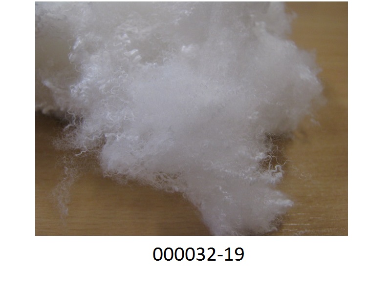 Spinnfaser (Stapelfaser)
- texturiert, bestehend aus Polyester,
- mit einem Titer von 3,38 dtex,
- mit einer Stapellänge von ca. 50mm.
(Abbildung siehe Anlage)