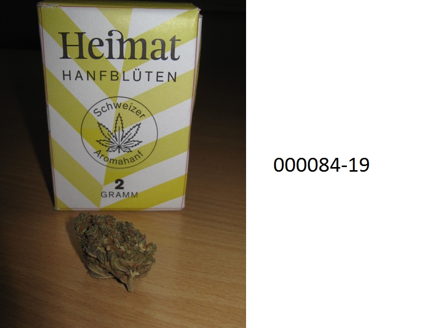 Pflanzenteile der hauptsächlich zur Herstellung von Riechmitteln oder zu Zwecken der Medizin verwendeten Art, und zwar getrocknete Blüten von Hanf (Cannabis), in Form von gelbbräunlich-grünen, getrockneten Blütenständen (Rispen) mit behaartem Stängel und süßlichem Geruch; aufgemacht in Kleinverkaufspackungen zu 4 g.