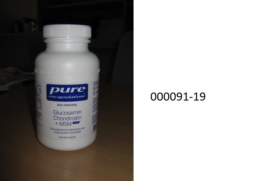 Arzneiware, in Form von farblosen Steckkapseln (aus einem Cellulosederivat), gefüllt mit einer weißen, feinen, pulverförmigen, nicht alkoholhaltigen Zubereitung aus Chondroitinsulfat, Glucosamin-Hydrochlorid, Methylsulfonylmethan (MSM) und Ascorbylpalmitat (Salz und Ester des Vitamin C); mit therapeutischer/prophylaktischer Wirkung; aufgemacht in einer etikettierten, weißen Kunststoffdose mit weißem, versiegeltem Schraubverschluss und Innerversiegelung zu 60 oder 120 Kapseln.