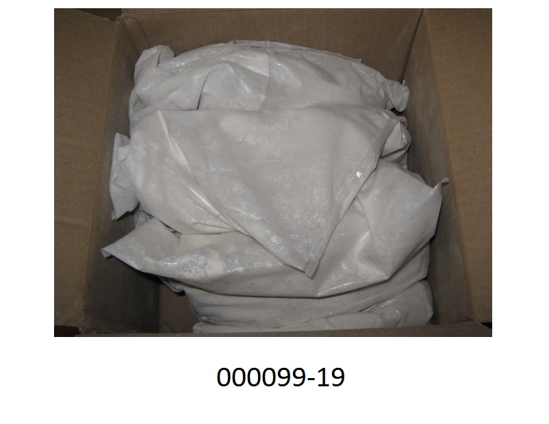 Cremefarbenes, feines Pulver und zwar Calciumoxid, hergestellt aus Kalkstein mittels Brennen, Mahlen und Zugabe eines Antistaubmittels (Mineralöl); durch den Zusatz eines Antistaubmittels wird das Produkt für bestimmte Zwecke nicht geeigneter gemacht als für den allgemeinen Gebrauch; kein Erzeugnis der Position HS 3824.