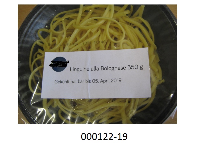 Zubereitete, nicht gefüllte, weichgekochte, nicht getrocknete Teigwaren in Form eines gekühlten Teigwarengerichtes, im Wesentlichen bestehend aus blassgelben, bandförmigen, verschieden lange Nudeln (sog. Linguini, flachgedrückte Spaghetti) vermengt mit feinfaschiertem Fleisch (Rinderhackfleisch), kleinwürfelig geschnittenem Gemüse (Karotten, Sellerie, Zwiebeln), Tomatensoße, Gewürzen und wenig anderen, geringfügigen Zutaten; aufgemacht in einer schwarzen, runden Kunststoffschale mit aufgeschweißtem, transparentem Foliendeckel zu 350 g; das Erzeugnis dient als Fertiggericht mit Teigwaren.