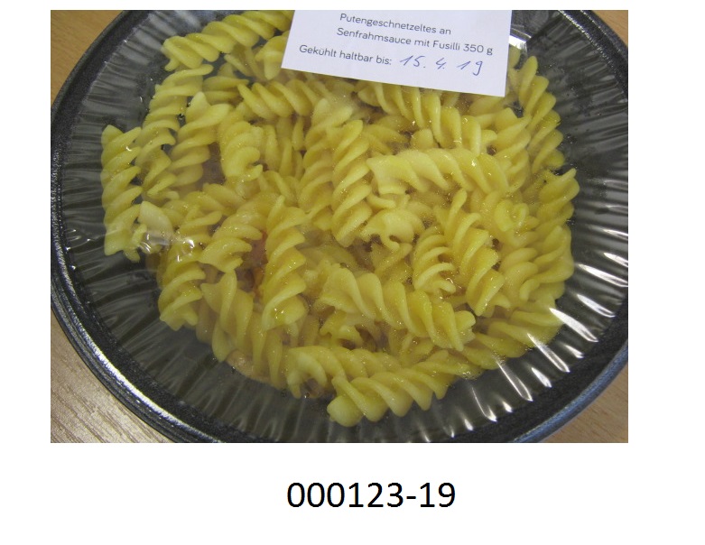 Zubereitete, nicht gefüllte, weichgekochte, nicht getrocknete Teigwaren in Form eines gekühlten Teigwarengerichtes, im Wesentlichen bestehend aus blassgelben, spiralförmige, jeweils ca. 4,0 cm lange Nudeln (sog. Fusilli), vermengt mit Putenfleischstückchen kleinwürfelig geschnittenen Karotten, Rahm, Senfsoße, Gewürze und wenig anderen, geringfügigen Zutaten; aufgemacht in einer schwarzen, runden Kunststoffschale mit aufgeschweißtem, transparentem Foliendeckel zu 350 g; das Erzeugnis dient als Fertiggericht mit Teigwaren.