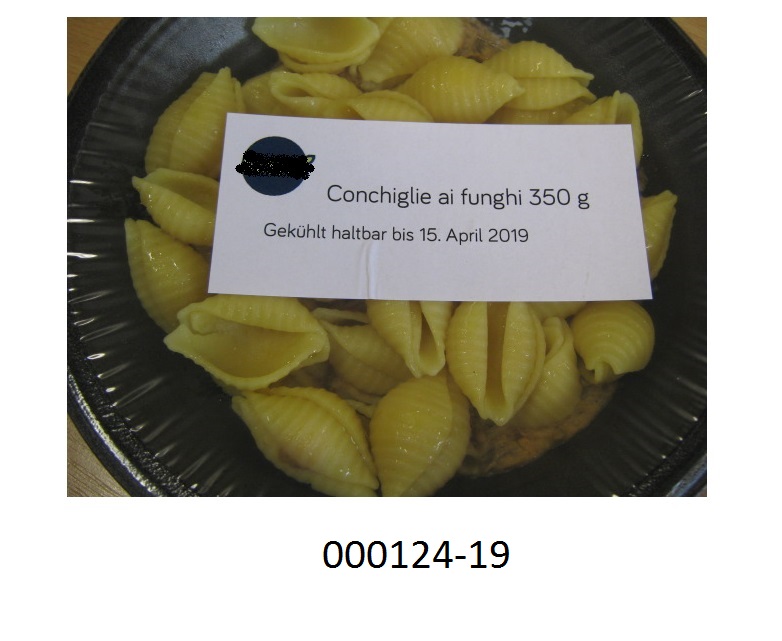 Zubereitete, nicht gefüllte, weichgekochte, nicht getrocknete Teigwaren in Form eines gekühlten Teigwarengerichtes, im Wesentlichen bestehend aus einer blassgelben, muschelförmigen, mit Querrillen versehenen Teigware (sog. Conchiglie) vermengt mit Pilzstückchen (Steinpilz und Champion), Rahmsoße, feingehackten Küchenkräutern (Petersilie), Gewürzen und wenig anderen, geringfügigen Zutaten; aufgemacht in einer schwarzen, runden Kunststoffschale mit aufgeschweißtem, transparentem Foliendeckel zu 350 g; das Erzeugnis dient als Fertiggericht mit Teigwaren.