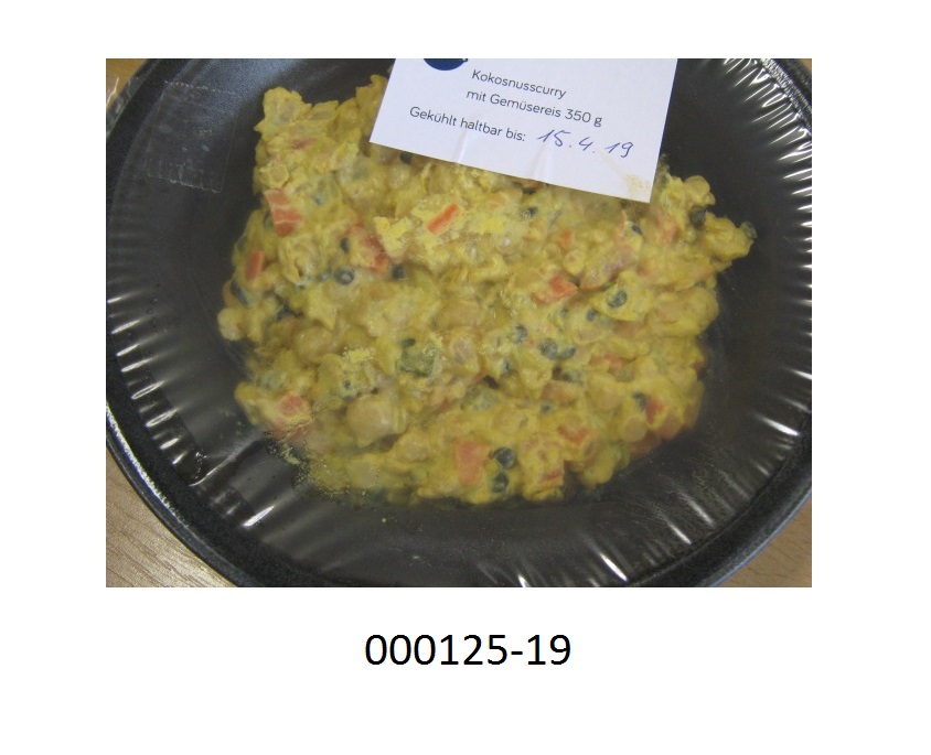 Zusammengesetzte Ware, anders als mit Essig oder Essigsäure, gekühlte, zubereitete, Gemüsemischung in Form einer hellgelben, von teilweise zerkleinerten, gelben, grünen, orangefarbigen und dunkelbraunen Gemüsestückchen und gekochtem Reis durchsetzte, schwach curryartig, riechenden Masse; im Wesentlichen bestehend aus gekochten, teilweise zerkleinerten Gemüsestückchen (Karotten, Zuchetti, Kichererbsen, Linsen, Belugalinsen, Paprika, Blumenkohl), gekochtem Reis, Kokosnussmilchpulver, Currypasta aus Chilli und Gewürzen, Reisessig, Sojasauce, Tomatenkonzentrat und Stärkeabbauprodukten; aufgemacht als Fertiggericht in einer schwarzen, runden Kunststoffschale mit aufgeschweißtem, transparentem Foliendeckel.