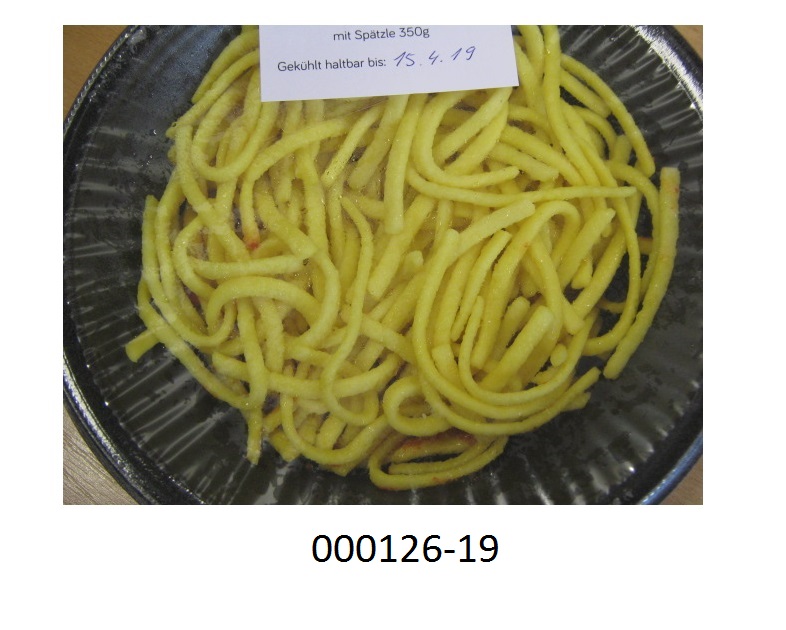 Zubereitete, nicht gefüllte, vorgekochte, nicht getrocknete Teigwaren in Form eines gekühlten Teigwarengerichtes, im Wesentlichen bestehend aus blassgelben, 4,5  11,5 cm langen und 0,5 cm dicken, vorgekochten, glatten Nudeln (sog. Spätzle), unter denen sich eine Würzsauce, mit gegarten Rindfleischstückchen (Länge: ca. 2 cm, Breite: ca. 1,5 cm, Dicke: ca. 0,5 cm) und gewürfelten Karottenstückchen (ca. 1 cm) befindet; aufgemacht in einer schwarzen, runden Kunststoffschale mit aufgeschweißtem, transparentem Foliendeckel zu 350 g; das Erzeugnis dient als Fertiggericht mit Teigwaren.