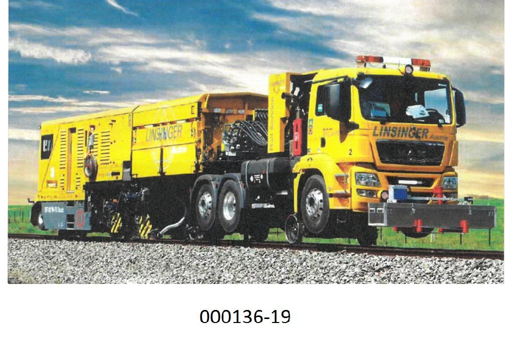 Kraftfahrzeug (Sattelzug) zu besonderen Zwecken (Schienenfräszug) als Zweiwegefahrzeug ausgeführt, zum Befahren der Straße mit Straßenfahrwerk und mit hydraulisch absenkbarem Schienenlaufwerk zum Befahren der Schienen.
Das Fahrzeug mit verstärktem Fahrzeugrahmen dient zum Fräsen und Schleifen von Schienen aller Art und besteht im Wesentlichen aus 
- Sattelauflieger mit Fahrerkabine, Schaltschrankraum, zwei Fräseinheiten, zwei Schleifeinheiten, Späneabsaugung und Schleifstaubabsaugung, und 
- Zugfahrzeug mit Fahrerkabine, Dieselmotor, Energieversorgungseinheit mit Hydraulikaggregat und Generator.
(Abbildung siehe Anlage)