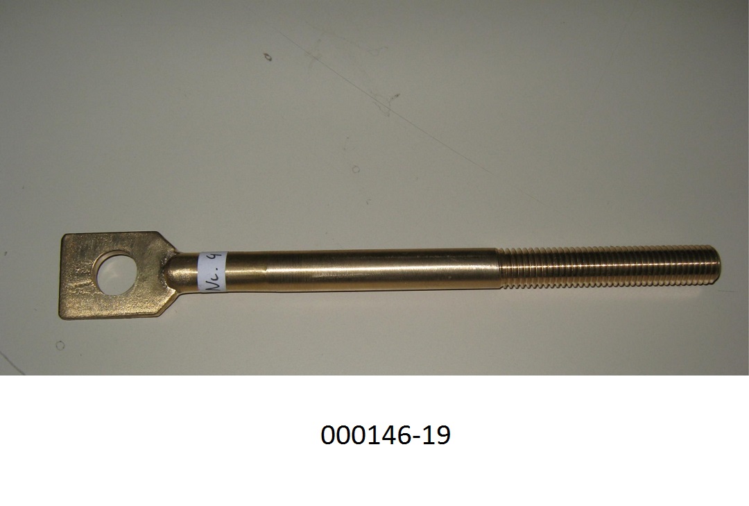 Messingfarbener Bolzen mit einer Länge von 19,4 cm, einem Durchmesser von 12 mm, mit einem ca. 6,5 cm langen Gewinde M 12, welches nicht bis zum Kopf reicht. 
Der Kopf hat die Form eines Vierecks mit einem mittig liegenden Loch (Durchmesser 13 mm).
Mit einem Gehalt von mehr als 57 GHT an Kupfer (Cu), sowie Anteilen an Zink (Zn), Blei (Pb), Zinn (Sn), Eisen (Fe), Nickel (Ni) und anderen Elementen.
Der Bolzen besteht aus Messing.
(Abbildung siehe Anlage)