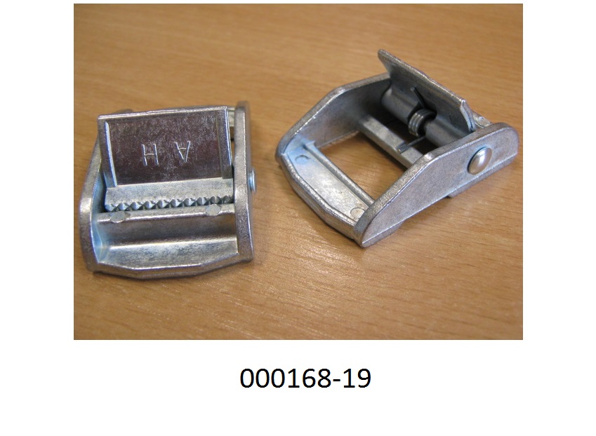 Es handelt sich um ein aus verzinktem Stahl gefertigtes Erzeugnis, bestehend aus einem 48 mm langen und 32 mm breiten, annähernd rechteckigen Rahmen, der mit einem "Klappverschluss" mit Feder versehen ist.
Das Erzeugnis wird mit einem Zurrgurt (nicht Gegenstand dieser VZTA) vernäht und dient zum Spannen dieses Zurrgurtes und hält das Gurtgewebe durch Verklemmen. 
(Abbildung laut Anlage)