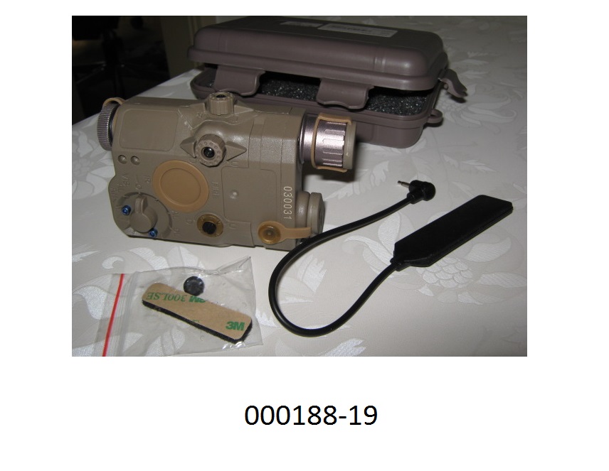 Laser- und Lichtaufsatz für Luftdruckwaffen (Softair),
- bestehend aus einem Lasermodul (mit einer Wellenlänge von 635 nm  und einer Ausgangsleistung von 25mW), einem IR-Lasermodul (mit einer Wellenlänge von 830 nm  und einer Ausgangsleistung von 100mW), einem Leuchtdiodenmodul, sowie mehreren, mit Schaltern, aktiven und passiven Bauelementen bestückten, gedruckten Schaltungen in einem gemeinsamen Gehäuse, welches mit einem Batterieschacht, einer mechanischen Laserstrahl-Justiervorrichtung, 3 Tarnkappen, einem Drehwahlschalter, einem Tastschalter, einer elektrischen Steckbuchse, sowie einer 20mm Schienenmontagevorrichtung versehen ist;
- dient als auf eine Softair-Waffe montierbare Zielhilfe, welche Laserstrahlen parallel zum Lauf der Waffe ausstrahlt, und als Leuchte.
Das Erzeugnis ist zusammen mit einem elektrischen Schalter (in einem Kunststoffgehäuse mit herausgeführtem Anschlusskabel), Montagezubehör, Bedienungsanleitung und Sicherheitsaufkleber in einer verschließbaren Kunststoffbox verpackt.
(Abbildung laut Anlage)