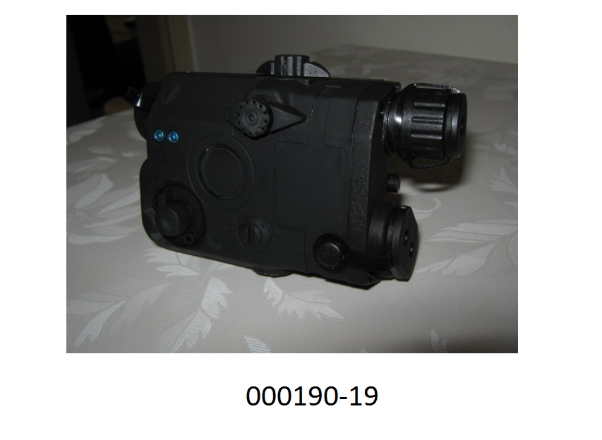 Laseraufsatz für Luftdruckwaffen (Softair),
- bestehend aus einem Lasermodul (mit einer Wellenlänge von 650 nm  und einer Ausgangsleistung von weniger als 5mW), einem Tastschalter und 3 Knopfzellen in einem gemeinsamen mehrteiligen Gehäuse mit einer 20 mm Schienenmontagevorrichtung und mehreren Bedienelementen ohne Funktion;
- dient als auf eine Softair-Waffe montierbare Zielhilfe, welche einen roten Laserstrahl parallel zum Lauf der Waffe ausstrahlt.
Das Erzeugnis ist zusammen mit einem Sicherheitsaufkleber in einer gemeinsamen Verpackung aufgemacht.
(Abbildung laut Anlage)