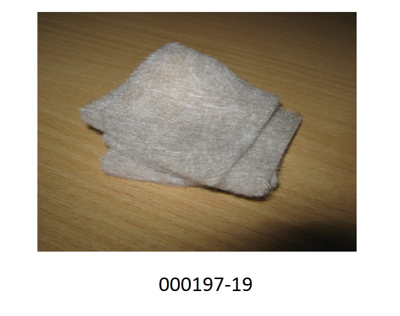 Watteähnliches Erzeugnis
- ca. 5 x 5cm groß,
- bestehend aus Fasern aus dem Silbersalz der Alginsäure.
 (Abbildung siehe Anlage)