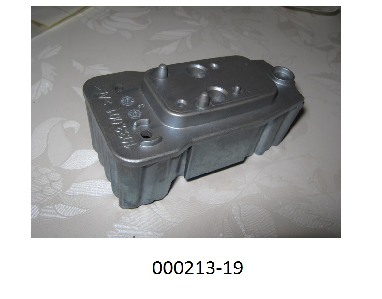 Kühlkörper (Heatsink) aus Aluminium,
- maßhaltig nach Werkzeichnung gefertigte Körper, mit spezifisch geformten Platten jeweils aus einer Aluminium-Druckguss Legierung mit Profilierungen, aufragenden Kühlrippen und passgenauen Montagebohrungen, 
- erkennbar ausschließlich zur Verwendung als Wärmeableiter in LED-Beleuchtungsgeräten von der für Kraftfahrzeuge verwendeten Art (LED-Kraftfahrzeugscheinwerfer) bestimmt.
(Angaben laut Antragsteller)
(Abbildung s. Anlage)