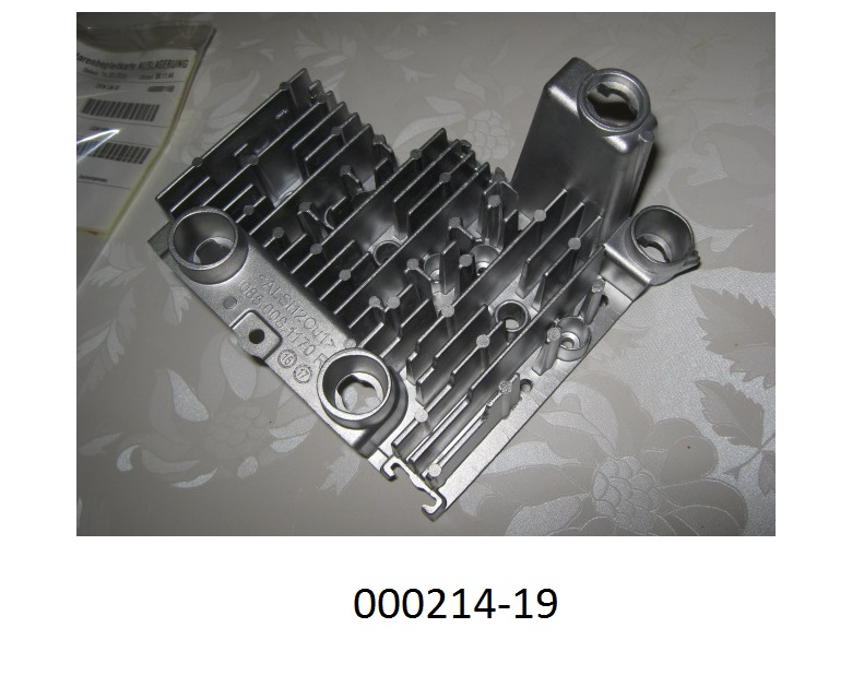 Kühlkörper (Heatsink) aus Aluminium,
- maßhaltig nach Werkzeichnung gefertigte Körper, mit spezifisch geformten Platten jeweils aus einer Aluminium-Druckguss Legierung mit Profilierungen, aufragenden Kühlrippen und passgenauen Montagebohrungen, 
- erkennbar ausschließlich zur Verwendung als Wärmeableiter in LED-Beleuchtungsgeräten von der für Kraftfahrzeuge verwendeten Art (LED-Kraftfahrzeugscheinwerfer) bestimmt.
(Angaben laut Antragsteller)
(Abbildung s. Anlage)