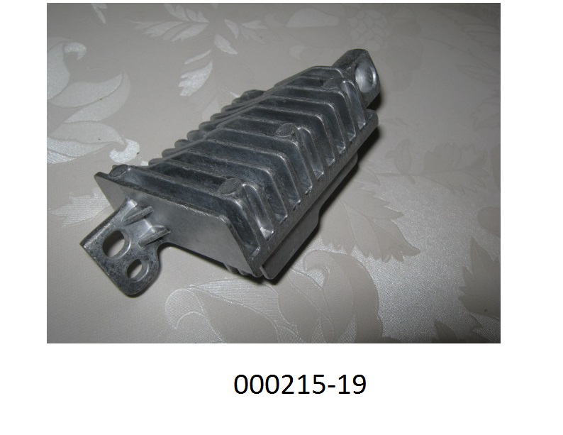 Kühlkörper (Heatsink) aus Aluminium,
- maßhaltig nach Werkzeichnung gefertigte Körper, mit spezifisch geformten Platten jeweils aus einer Aluminium-Druckguss Legierung mit Profilierungen, aufragenden Kühlrippen und passgenauen Montagebohrungen, 
- erkennbar ausschließlich zur Verwendung als Wärmeableiter in LED-Beleuchtungsgeräten von der für Kraftfahrzeuge verwendeten Art (LED-Kraftfahrzeugscheinwerfer) bestimmt.
(Angaben laut Antragsteller)
(Abbildung s. Anlage)