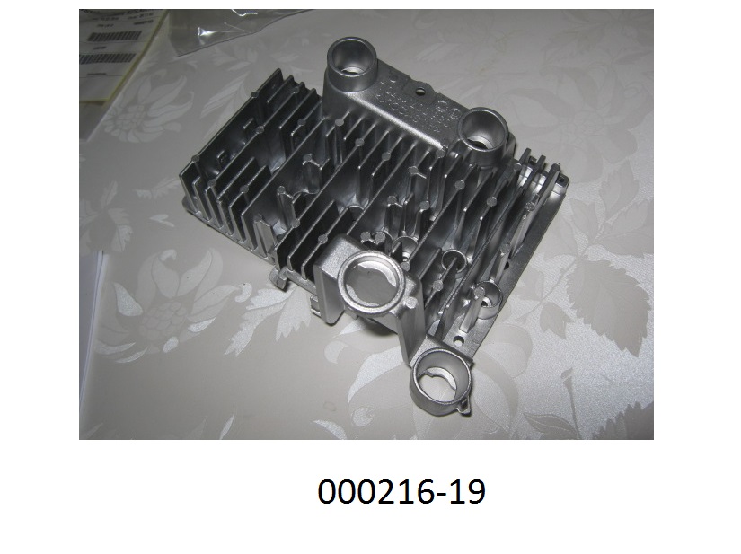 Kühlkörper (Heatsink) aus Aluminium,
- maßhaltig nach Werkzeichnung gefertigte Körper, mit spezifisch geformten Platten jeweils aus einer Aluminium-Druckguss Legierung mit Profilierungen, aufragenden Kühlrippen und passgenauen Montagebohrungen, 
- erkennbar ausschließlich zur Verwendung als Wärmeableiter in LED-Beleuchtungsgeräten von der für Kraftfahrzeuge verwendeten Art (LED-Kraftfahrzeugscheinwerfer) bestimmt.
(Angaben laut Antragsteller)
(Abbildung s. Anlage)