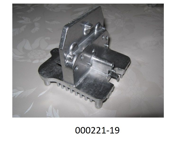 KÃ¼hlkÃ¶rper (Heatsink) aus Aluminium,
- maÃhaltig nach Werkzeichnung gefertigte KÃ¶rper, mit spezifisch geformten Platten jeweils aus einer Aluminium-Druckguss Legierung mit Profilierungen, aufragenden KÃ¼hlrippen und passgenauen Montagebohrungen, 
- erkennbar ausschlieÃlich zur Verwendung als WÃ¤rmeableiter in LED-BeleuchtungsgerÃ¤ten von der fÃ¼r Kraftfahrzeuge verwendeten Art (LED-Kraftfahrzeugscheinwerfer) bestimmt.
(Angaben laut Antragsteller)
(Abbildung s. Anlage)