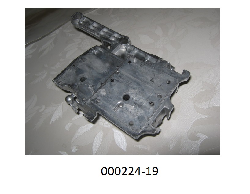 KÃ¼hlkÃ¶rper (Heatsink) aus Aluminium,
- maÃhaltig nach Werkzeichnung gefertigte KÃ¶rper, mit spezifisch geformten Platten jeweils aus einer Aluminium-Druckguss Legierung mit Profilierungen, aufragenden KÃ¼hlrippen und passgenauen Montagebohrungen, 
- erkennbar ausschlieÃlich zur Verwendung als WÃ¤rmeableiter in LED-BeleuchtungsgerÃ¤ten von der fÃ¼r Kraftfahrzeuge verwendeten Art (LED-Kraftfahrzeugscheinwerfer) bestimmt.
(Angaben laut Antragsteller)
(Abbildung s. Anlage)