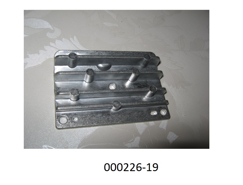 KÃ¼hlkÃ¶rper (Heatsink) aus Aluminium,
- maÃhaltig nach Werkzeichnung gefertigte KÃ¶rper, mit spezifisch geformten Platten jeweils aus einer Aluminium-Druckguss Legierung mit Profilierungen, aufragenden KÃ¼hlrippen und passgenauen Montagebohrungen, 
- erkennbar ausschlieÃlich zur Verwendung als WÃ¤rmeableiter in LED-BeleuchtungsgerÃ¤ten von der fÃ¼r Kraftfahrzeuge verwendeten Art (LED-Kraftfahrzeugscheinwerfer) bestimmt.
(Angaben laut Antragsteller)
(Abbildung s. Anlage)