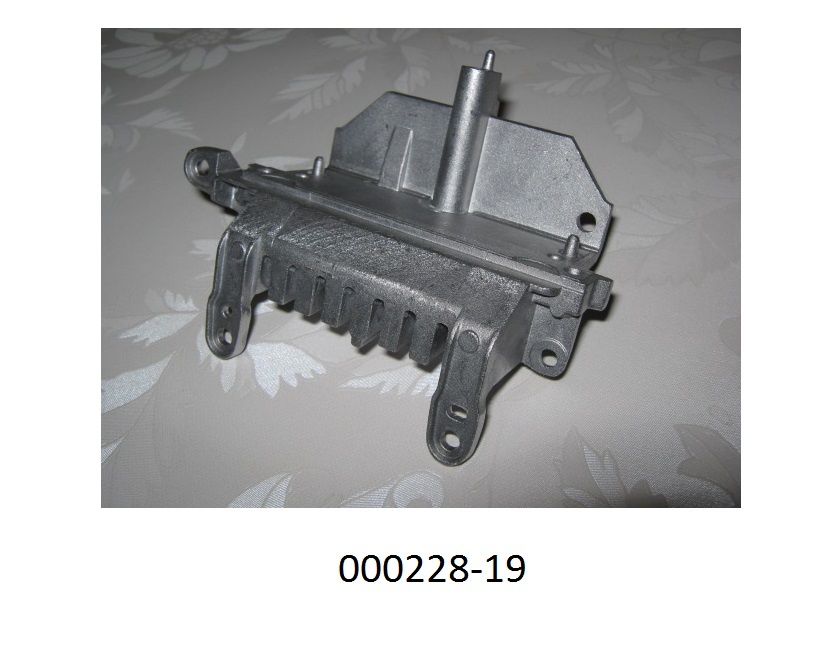 KÃ¼hlkÃ¶rper (Heatsink) aus Aluminium,
- maÃhaltig nach Werkzeichnung gefertigte KÃ¶rper, mit spezifisch geformten Platten jeweils aus einer Aluminium-Druckguss Legierung mit Profilierungen, aufragenden KÃ¼hlrippen und passgenauen Montagebohrungen, 
- erkennbar ausschlieÃlich zur Verwendung als WÃ¤rmeableiter in LED-BeleuchtungsgerÃ¤ten von der fÃ¼r Kraftfahrzeuge verwendeten Art (LED-Kraftfahrzeugscheinwerfer) bestimmt.
(Angaben laut Antragsteller)
(Abbildung s. Anlage)
