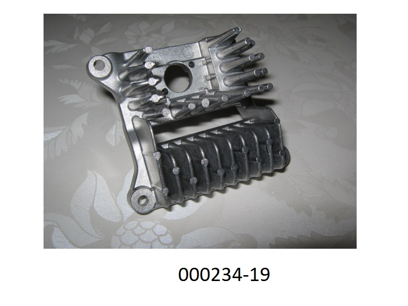 KÃ¼hlkÃ¶rper (Heatsink) aus Aluminium,
- maÃhaltig nach Werkzeichnung gefertigte KÃ¶rper, mit spezifisch geformten Platten jeweils aus einer Aluminium-Druckguss Legierung mit Profilierungen, aufragenden KÃ¼hlrippen und passgenauen Montagebohrungen, 
- erkennbar ausschlieÃlich zur Verwendung als WÃ¤rmeableiter in LED-BeleuchtungsgerÃ¤ten von der fÃ¼r Kraftfahrzeuge verwendeten Art (LED-Kraftfahrzeugscheinwerfer) bestimmt.
(Angaben laut Antragsteller)
(Abbildung s. Anlage)