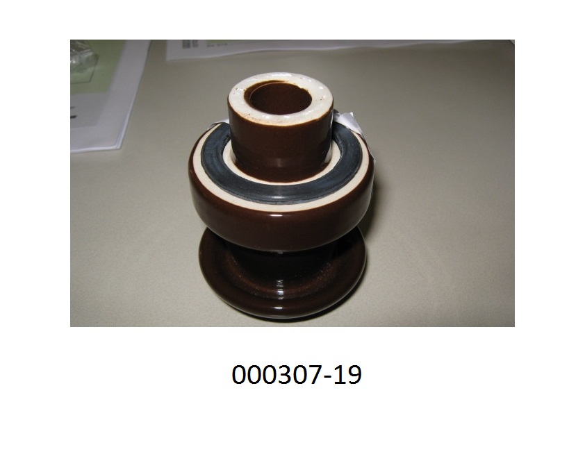 Isolator, bestehend aus Stoffen mit möglichst geringer elektrischer Leitfähigkeit (aus keramischen Stoffen lt. Antragsteller), in Form eines zylindrischen Körpers mit Rippen (Abmessungen: LxD ca. 6,8xØ5 cm) und einer mittigen Bohrung von 1,5 cm.
Die Ware dient zur Verhinderung von Kurzschlüssen zwischen Leiter und Trafokessel.
(Abbildung siehe Anlage)
"Elektrischer Isolator aus keramischen Stoffen".