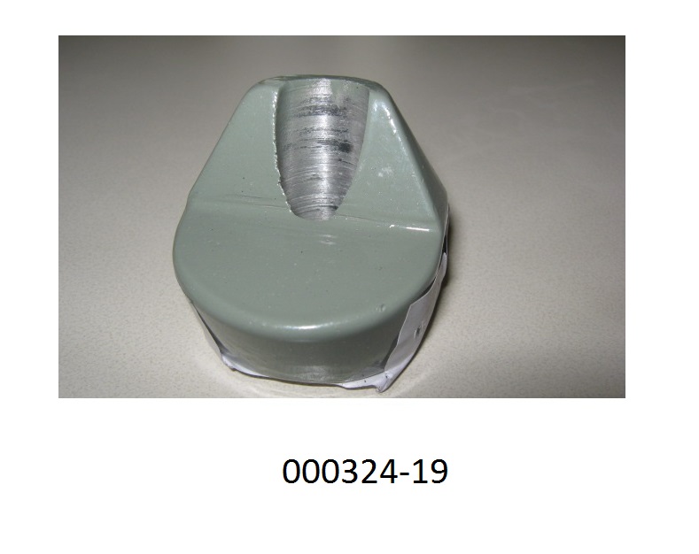 Das speziell geformte und mit einer Lackschicht überzogene Produkt aus einer Zinklegierung (G-ZnAl6Cu1), Abmessungen: (LxD) ca. 3,6xØ4 cm und einer Bohrung von 13 mm, dient als Befestigung von Durchführungen von Transformatoren.
(Abbildung siehe Anlage)