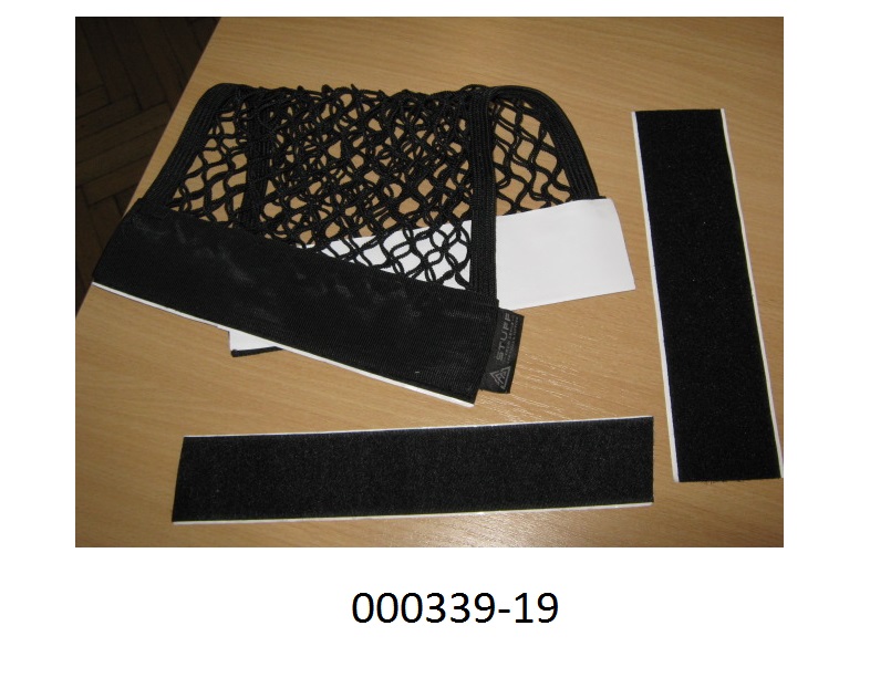 Netz 
- bestehend aus netzartig mit festen Knoten verknüpften, einfärbigen Garnen (eine Seele aus umsponnenen Elastomerfäden aus Kautschuk, welche mit einem Multifilamentgarn aus Polyolefinbasis unter Maschenbildung ummantelt ist), 
- seitlich mit Klettverschlüssen versehen bzw. sind zwei Klebestreifen beigelegt, um das Netz im Kofferraum (am Filz, auf glatten Flächen etc) zu fixieren,
- konfektioniert, da gebrauchsfertig,
- verpackt in einem Beutel aus Kunststofffolie.
(Abbildung siehe Anlage)