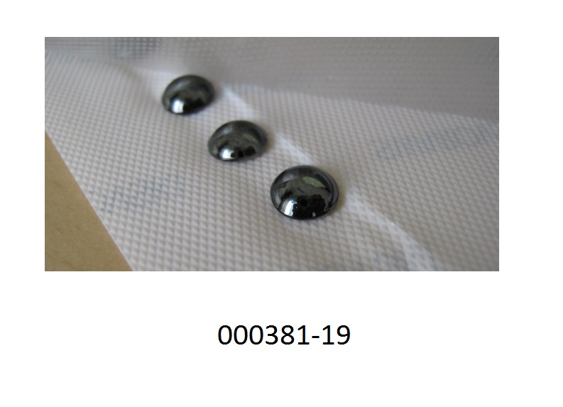 Schmucksteinnachbildung aus Glas
- mit einer runden Schliffform, mit einer flachen Unterseite und einer nach außen gewölbten Oberseite (Cabochon),
- in einer Reihe auf einer Folie angeordnet, auf der Vorder- und Rückseite (Thermoplast auf Polyamidbasis) mit einer Schutzfolie abgedeckt,
- laut Hersteller Verwendung in der Textilindustrie (kann auf Stoff aufgebügelt werden).
(Abbildung siehe Anlage)